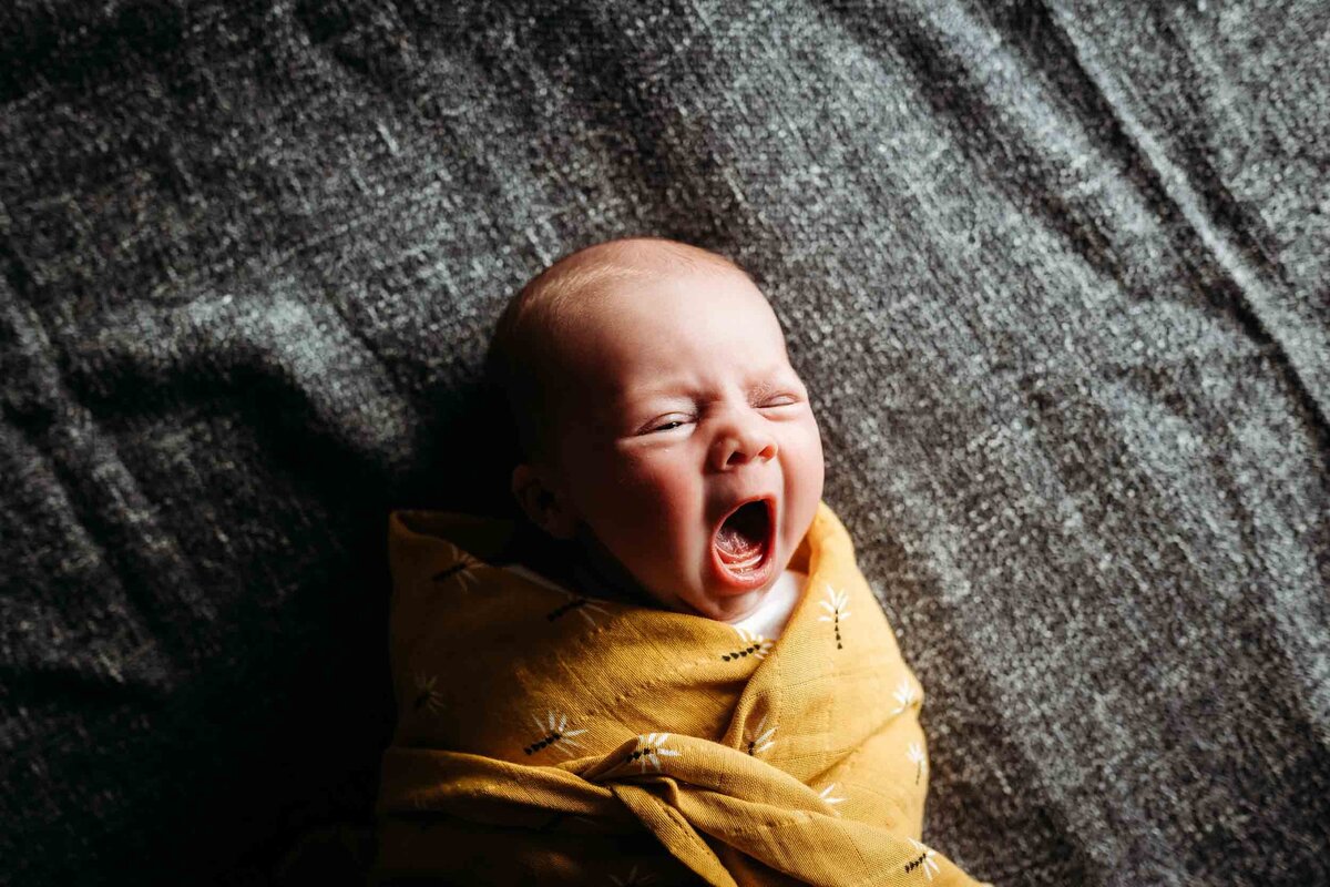 Newbornshoot_bij_de_ouders_thuis_Tine_Storms_Photography--25