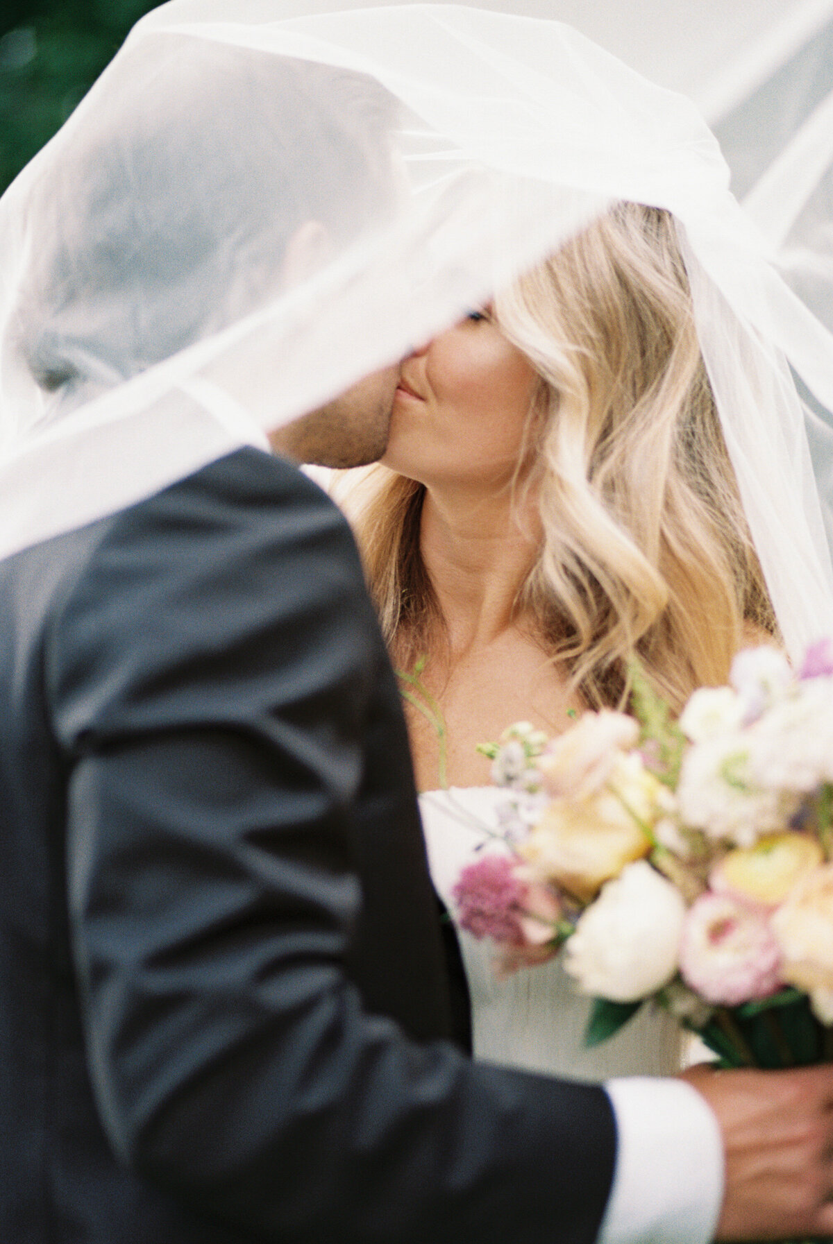 MeghanHemstra-Colourful-Vancouver-Garden-Wedding-163