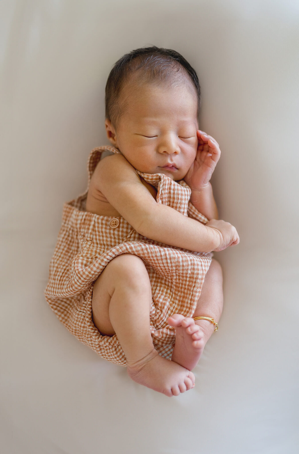 natural newborn photos captured in home by hikari lifestyle photography Gold Coast Maternity photographer.