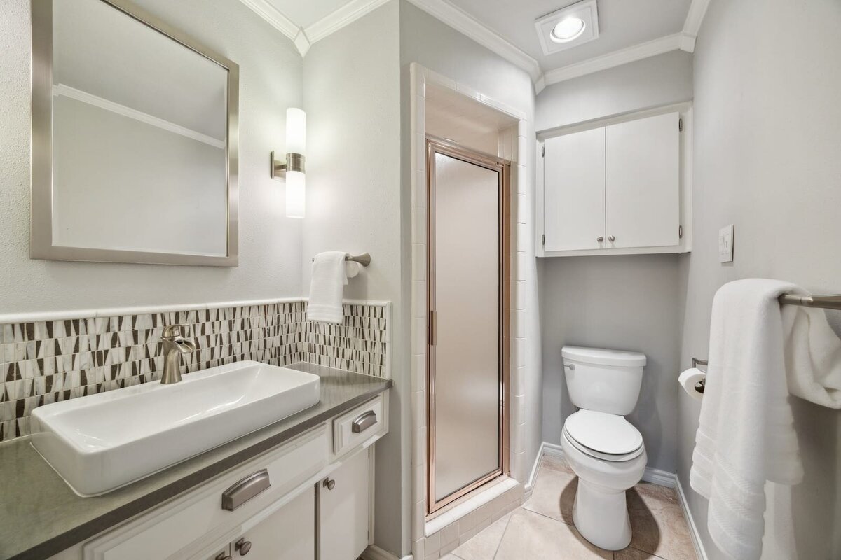 17828_cedar_creek_canyon_dallas_tx_guest_bathroom_-_contemporary_vanity_and_walk_in_shower_-_haven_realty_group