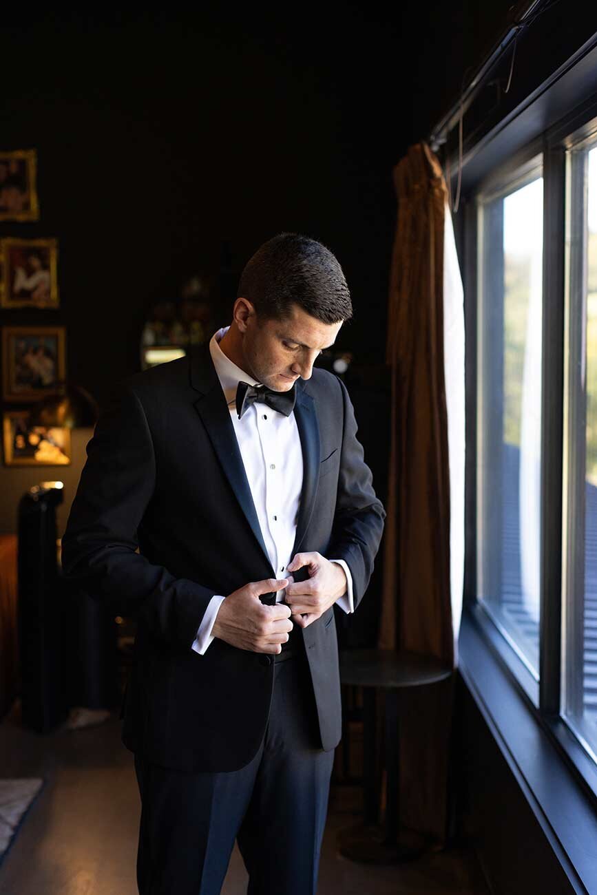 Wedding-photos-of-groom-getting-ready-with-family