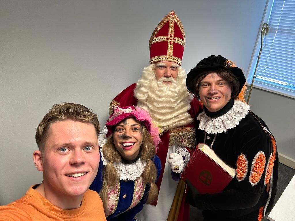 Sinterklaas-huren-amsterdam-op-kantoor-met-pieten