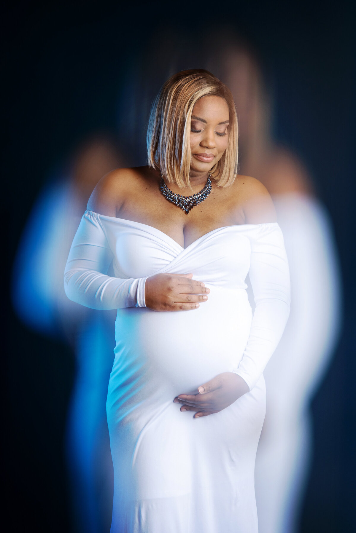 st-louis-maternity-photographer-pregant-mom-in-white-dress-with-halo-lens-effect