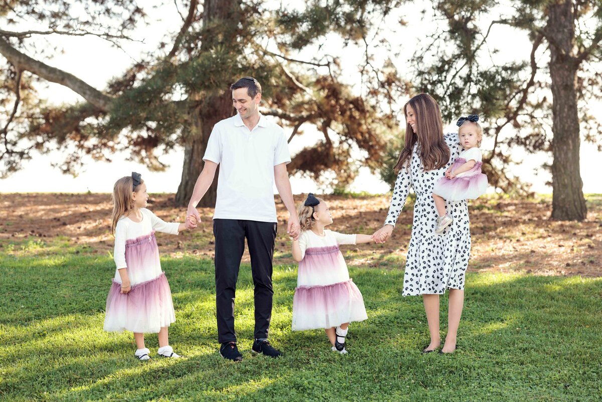 hold-hands-love-family