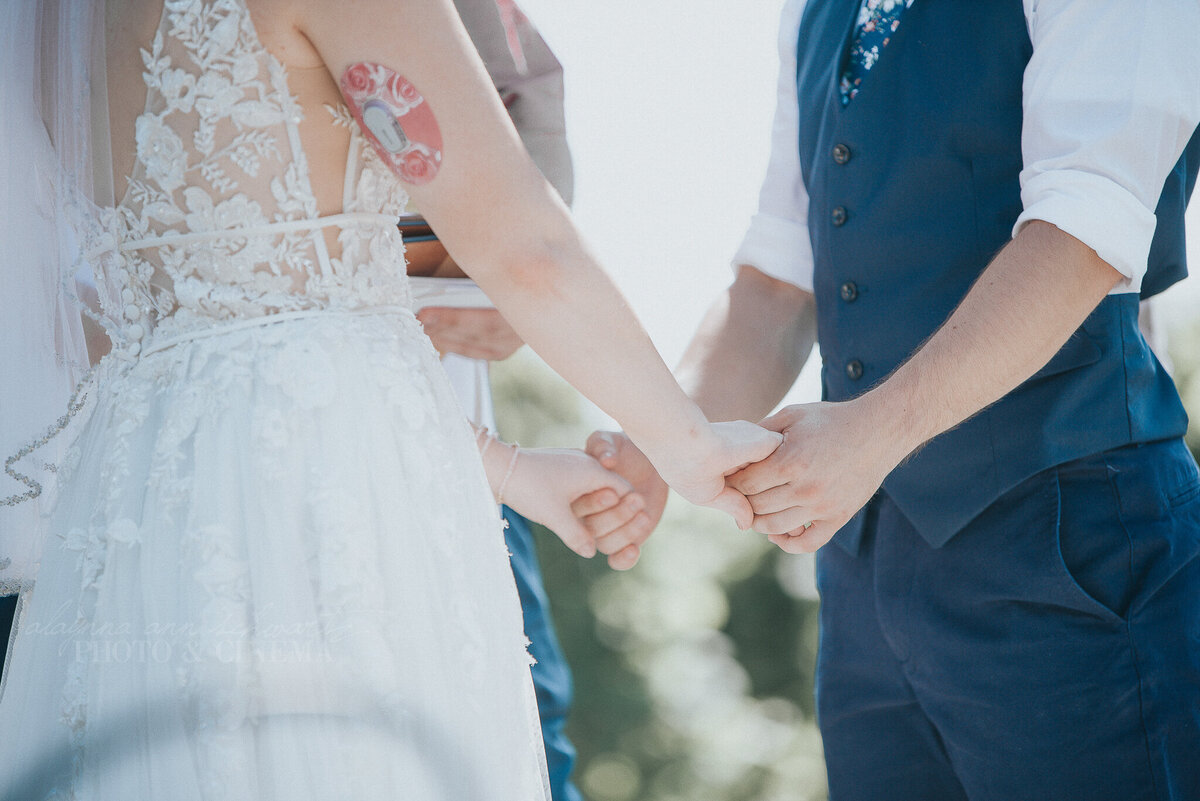 ceremony _ alaynna ann schwartz _ harpors vinyard _ iowa photographer _ playlife photography_0128