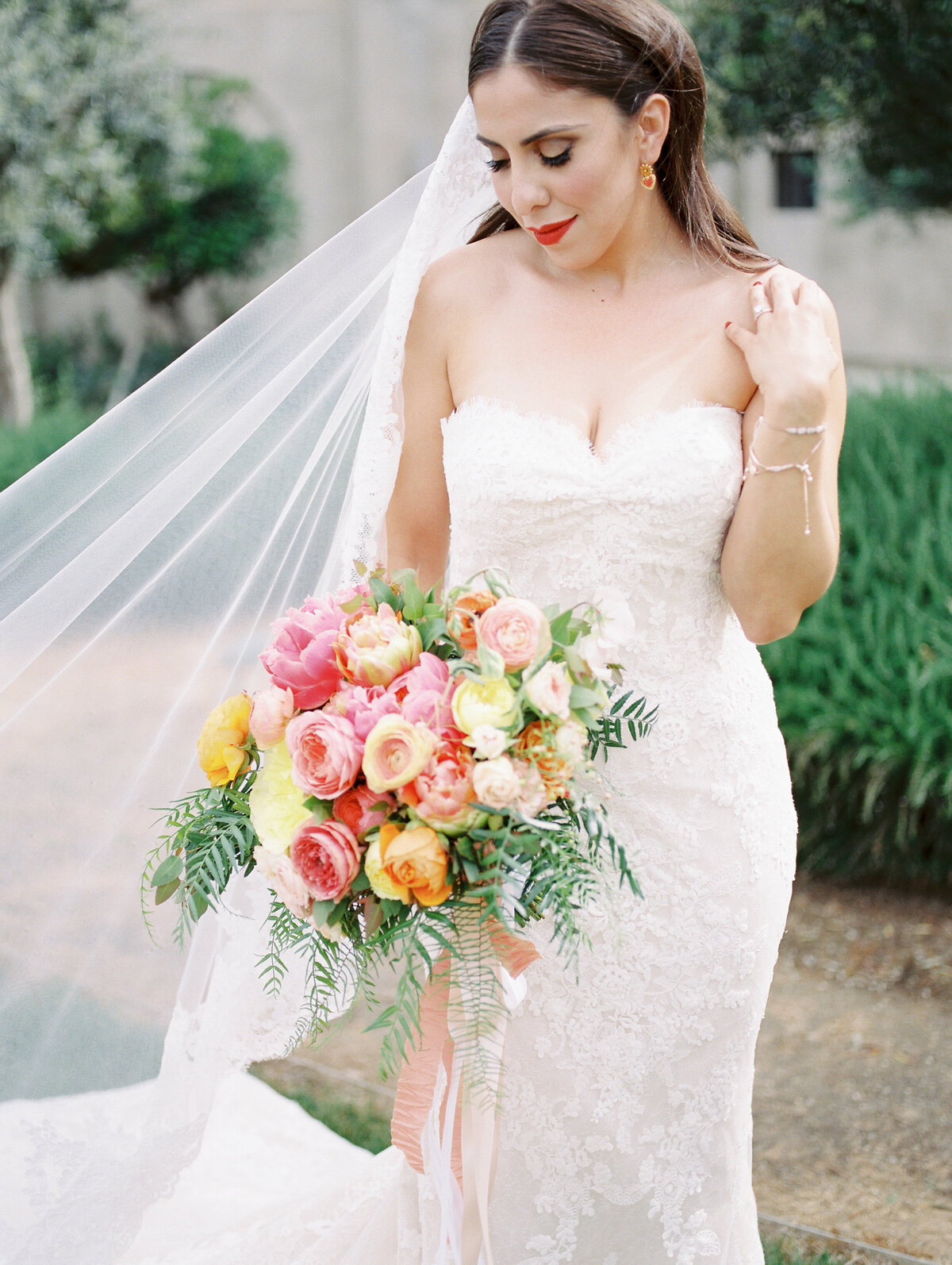 Bride and colorful bouquet | Bella Fleur