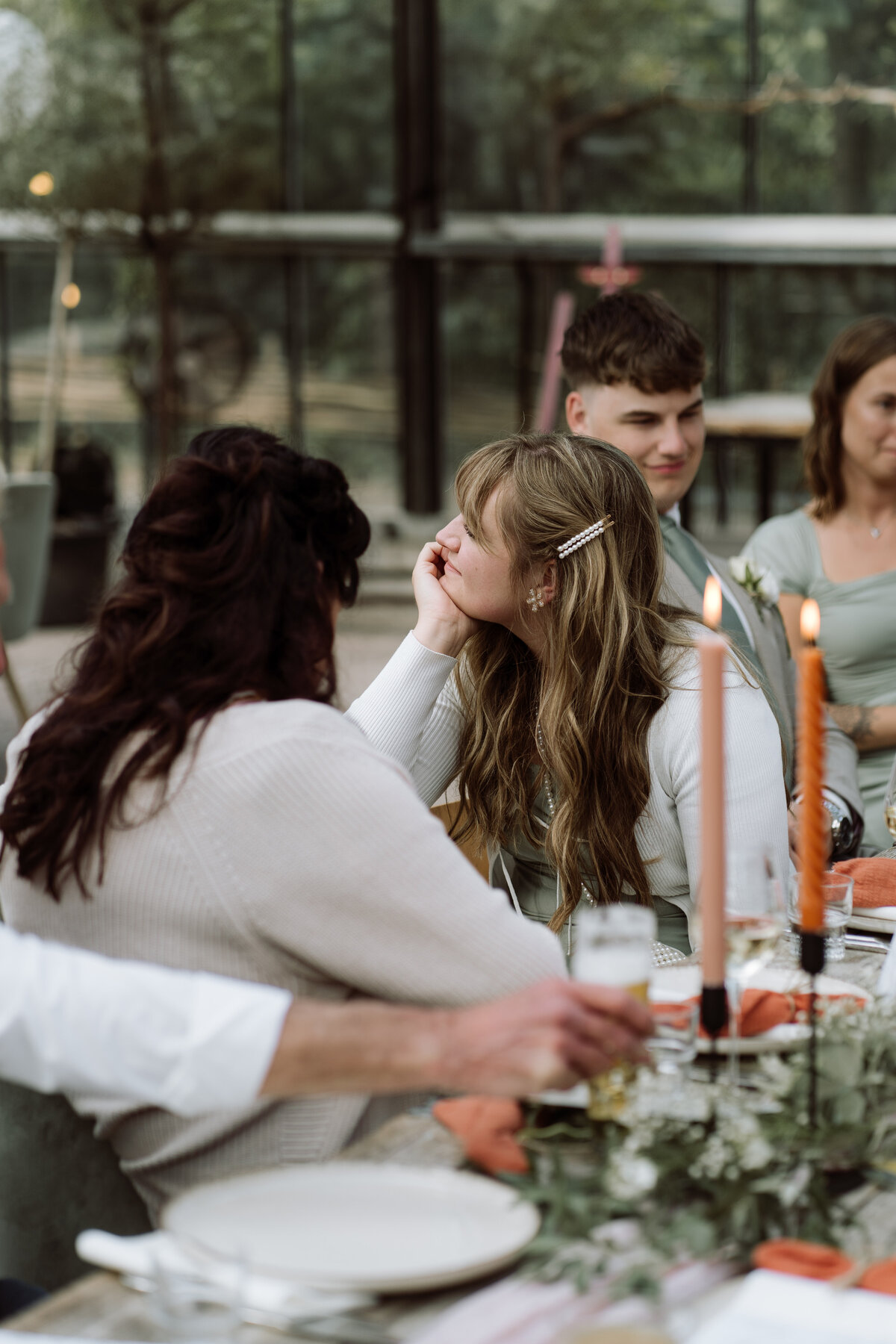 rouwfotograaf legt intieme bruiloft vast bij In de Kas bij Winnsen – lieve blik van gasten 