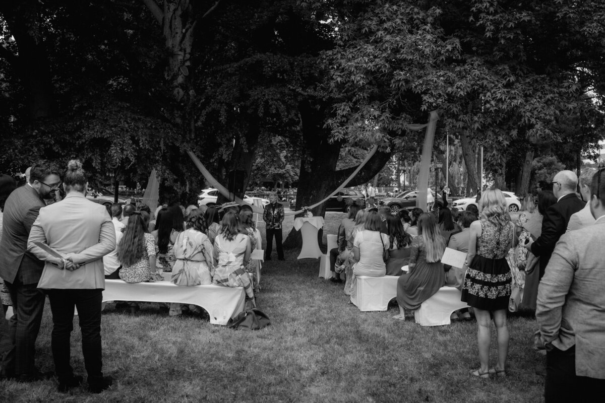 Dieses Foto zeigt die ganze Hochzeitsgesellschaft während der Freien Trauung von hinten.
