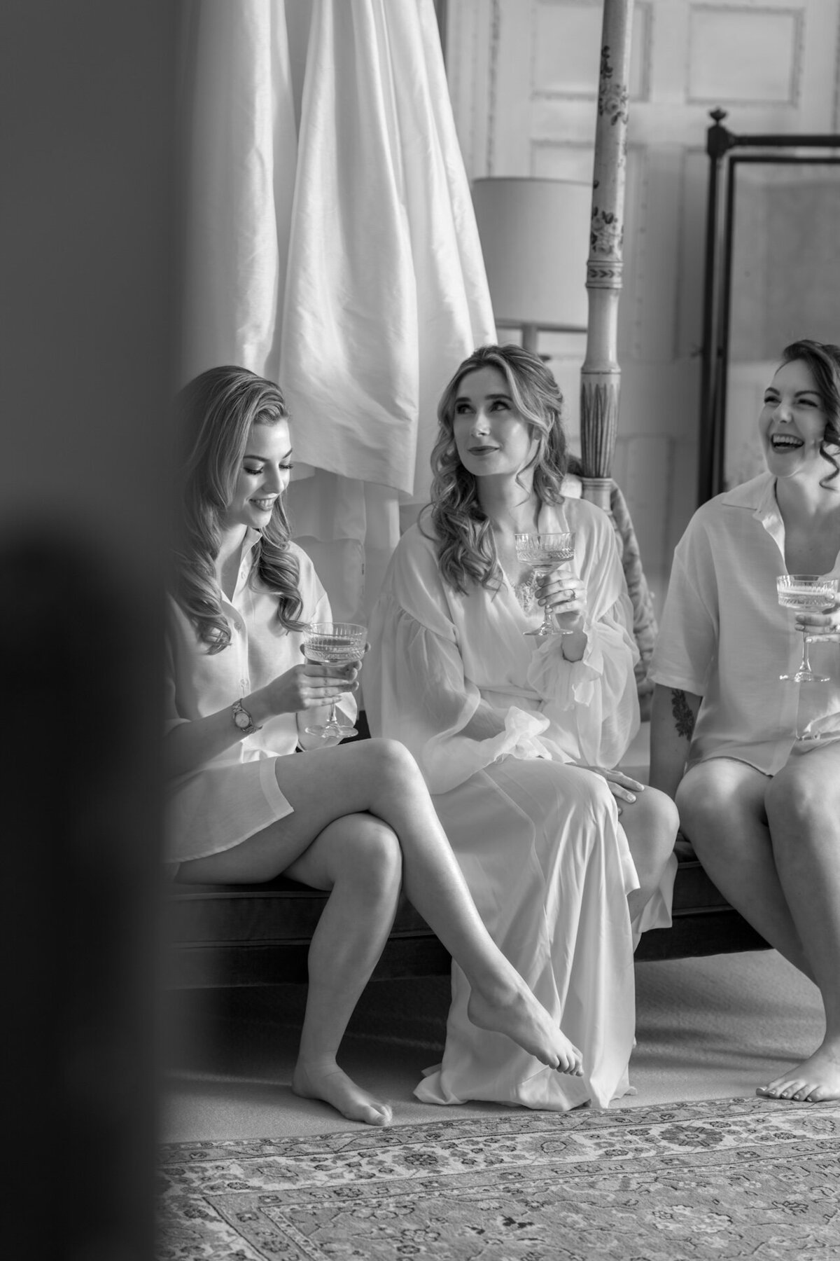 timeless-romantic-luxury-wedding-london-blackandwhite-gettingready-photography