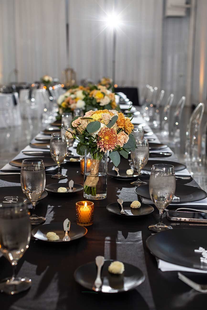 black-and-white-table-setting-for-wedding