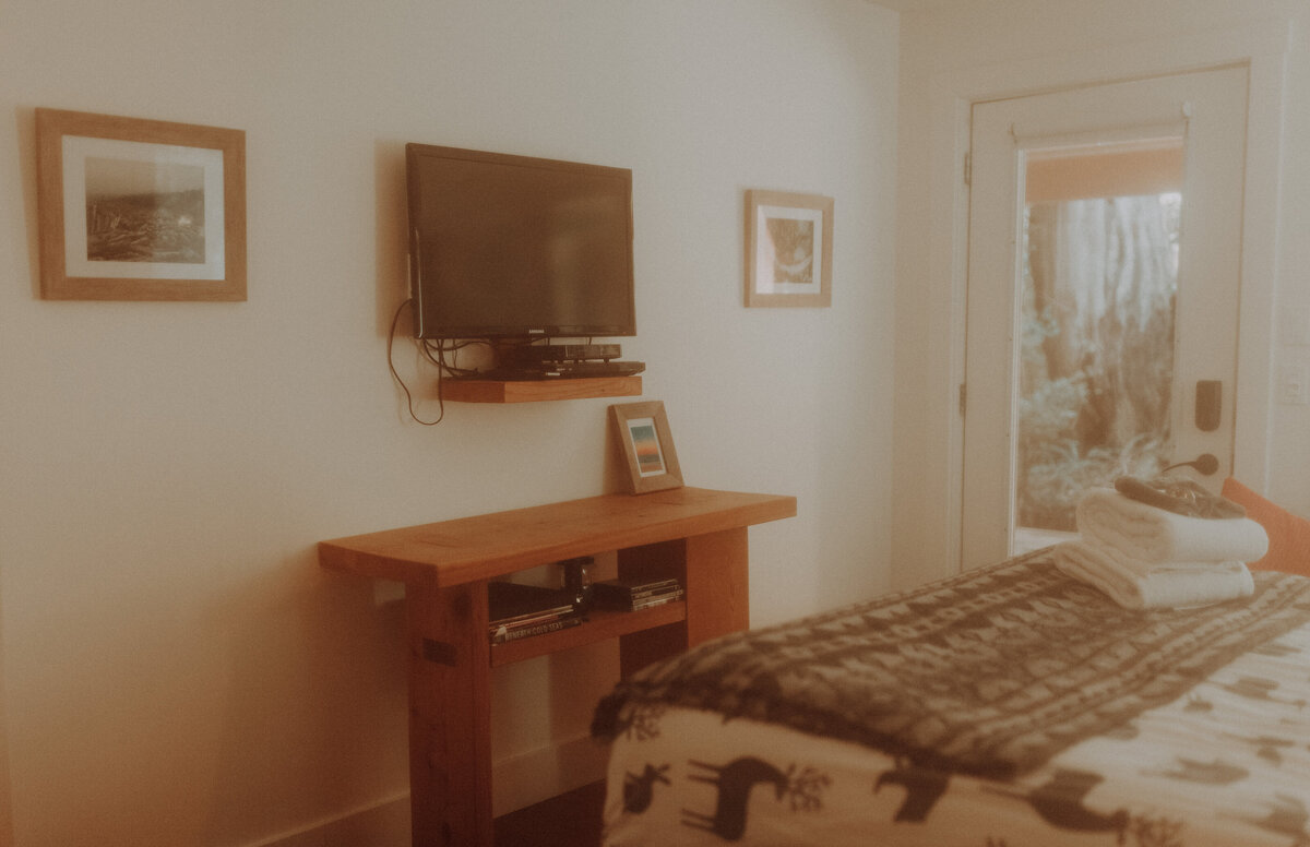 Sleepy Bear Guest House Airbnb Photography Session Ucluelet British Columbia 5