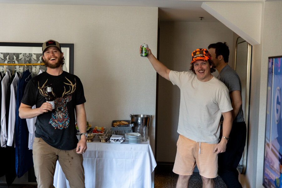 groomsmen-morning-hangout-time