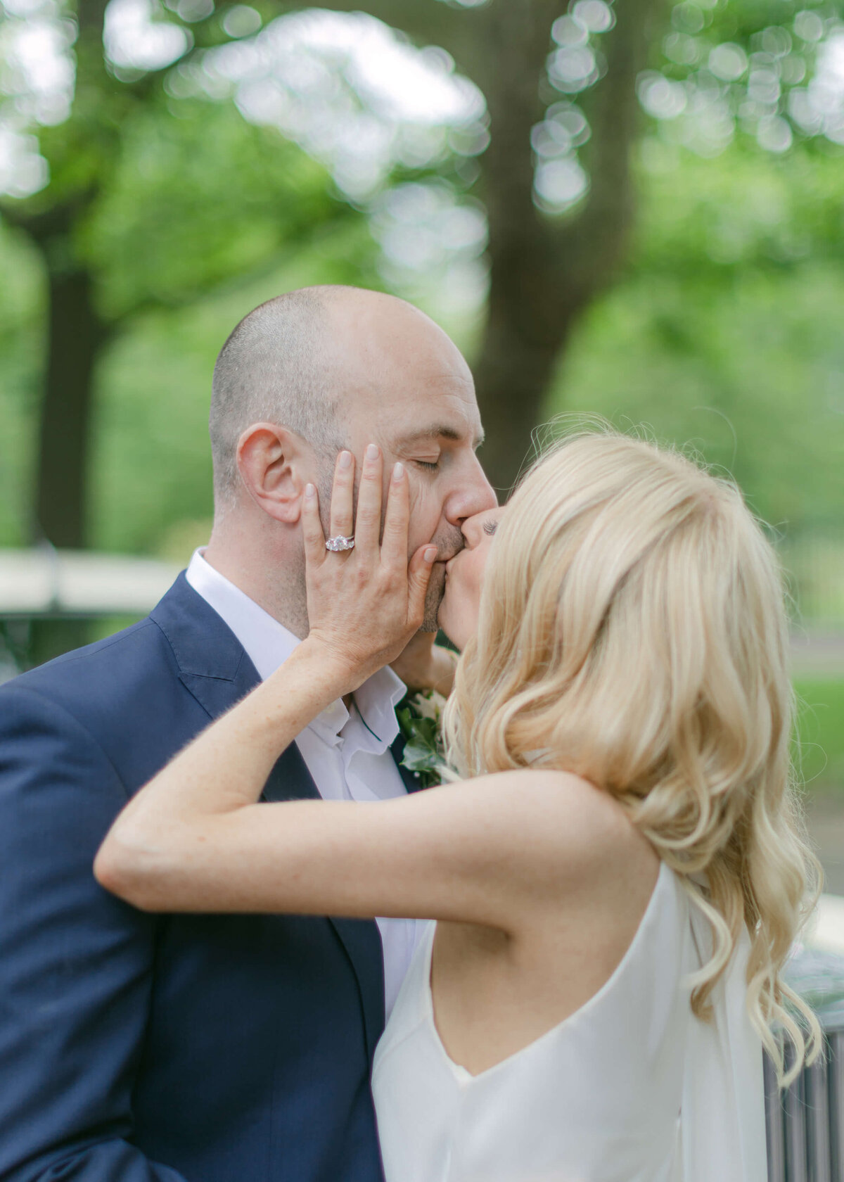 chloe-winstanley-wedding-london-elopment-regents-park-kiss