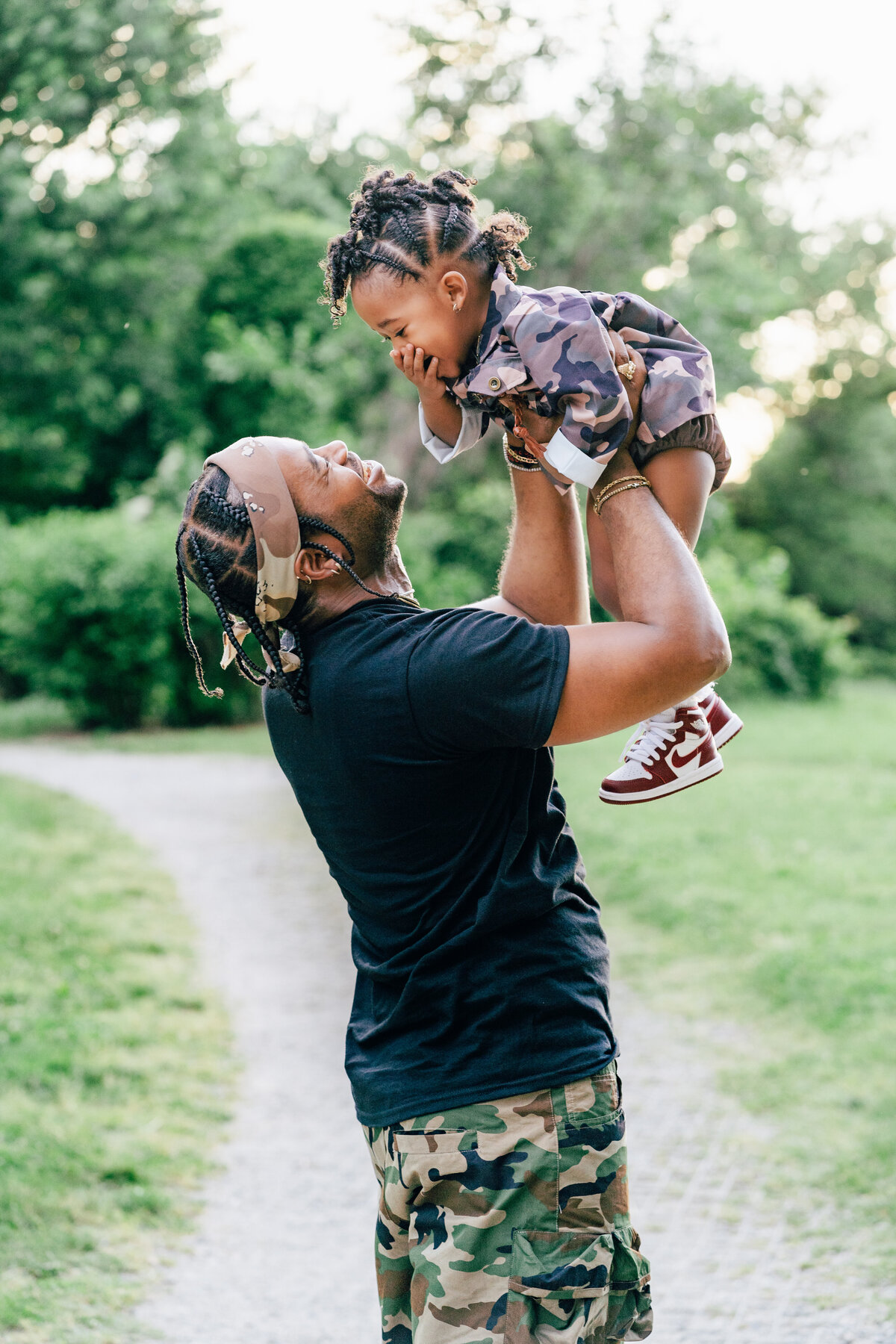 dmv-family-photographer-dad-holding-smiling-daughter