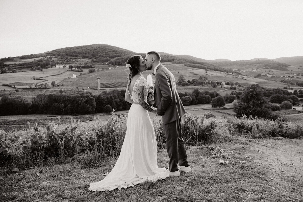 Prisylia-et-Guillaume-couple-mariage-vignes-beaujolais8