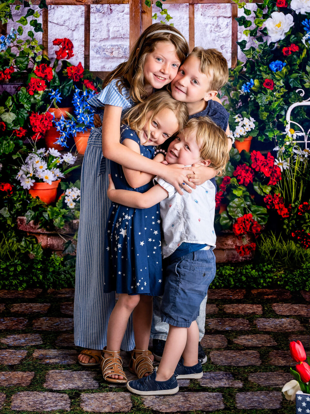Siblings snuggle in bear hug for Prescott family photographer Melissa Byrne