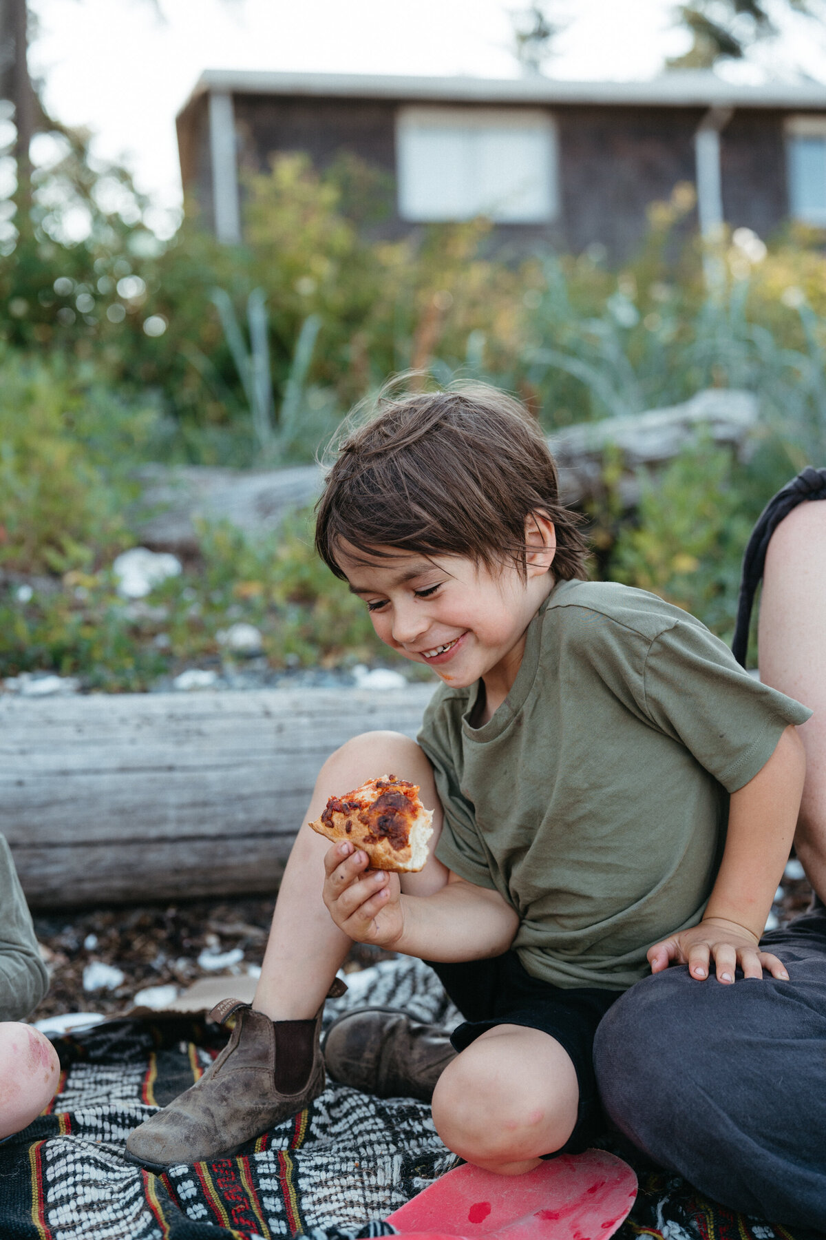 kid-eating-pizza-on-the-beach | Bobby Dazzler Photography