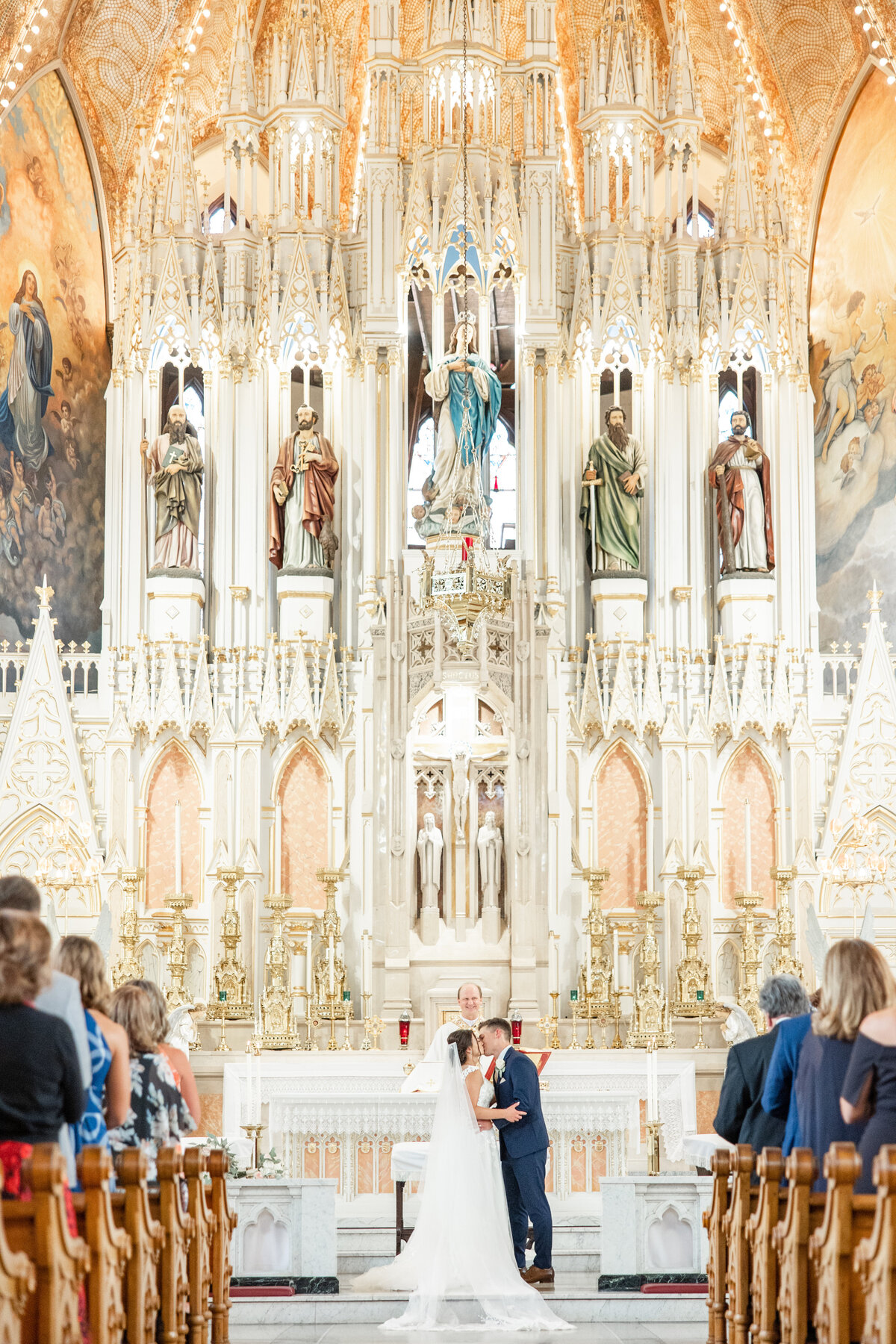 detroit-downtown-wedding-michigan-bride-groom-sweetest-heart-of-mary-church15