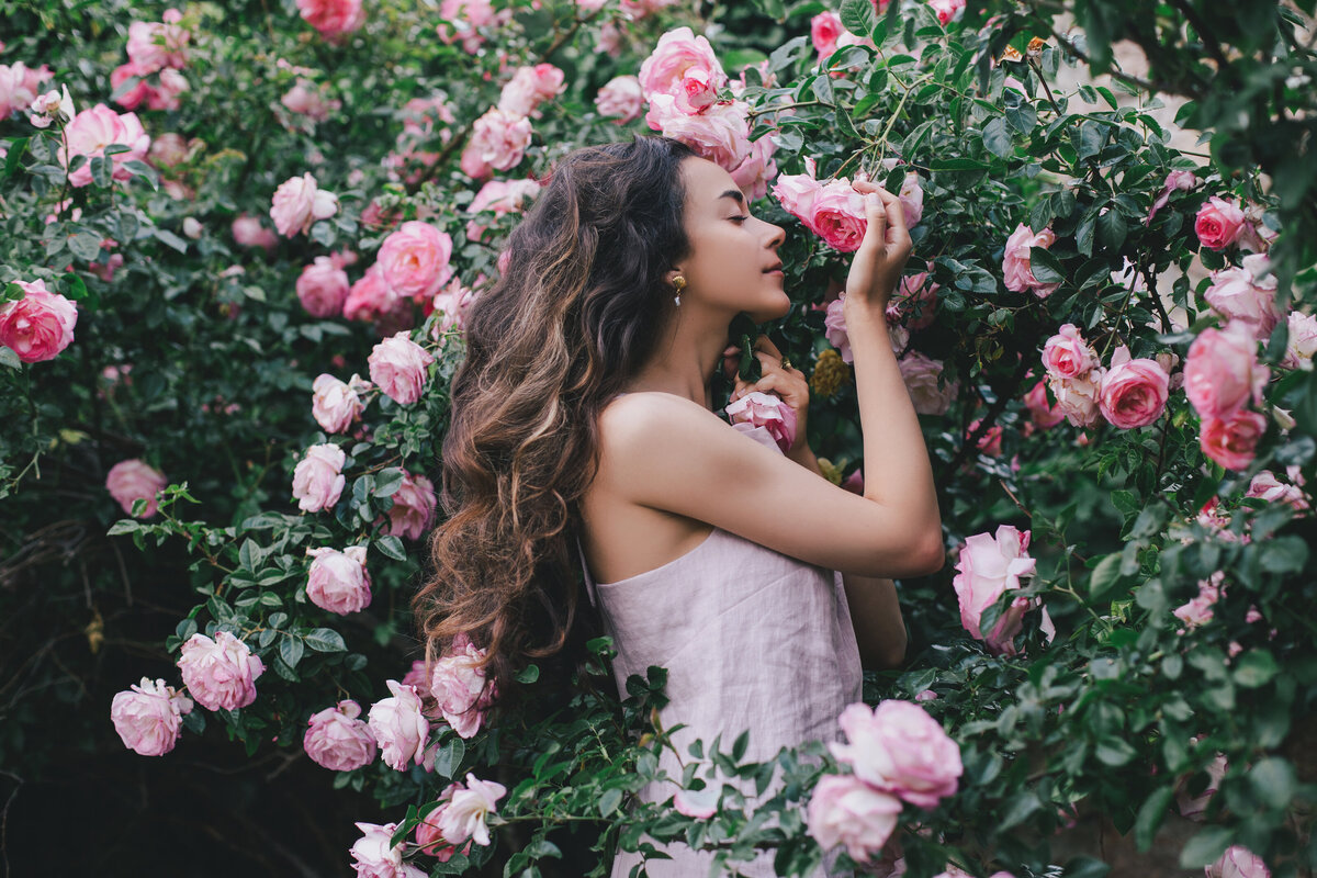 WOOMEN_ROSES_BEAUTY_NATURE