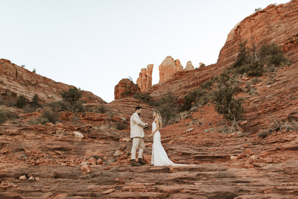 with-the-wandering-sedona-cathedral-rock-elopement-1