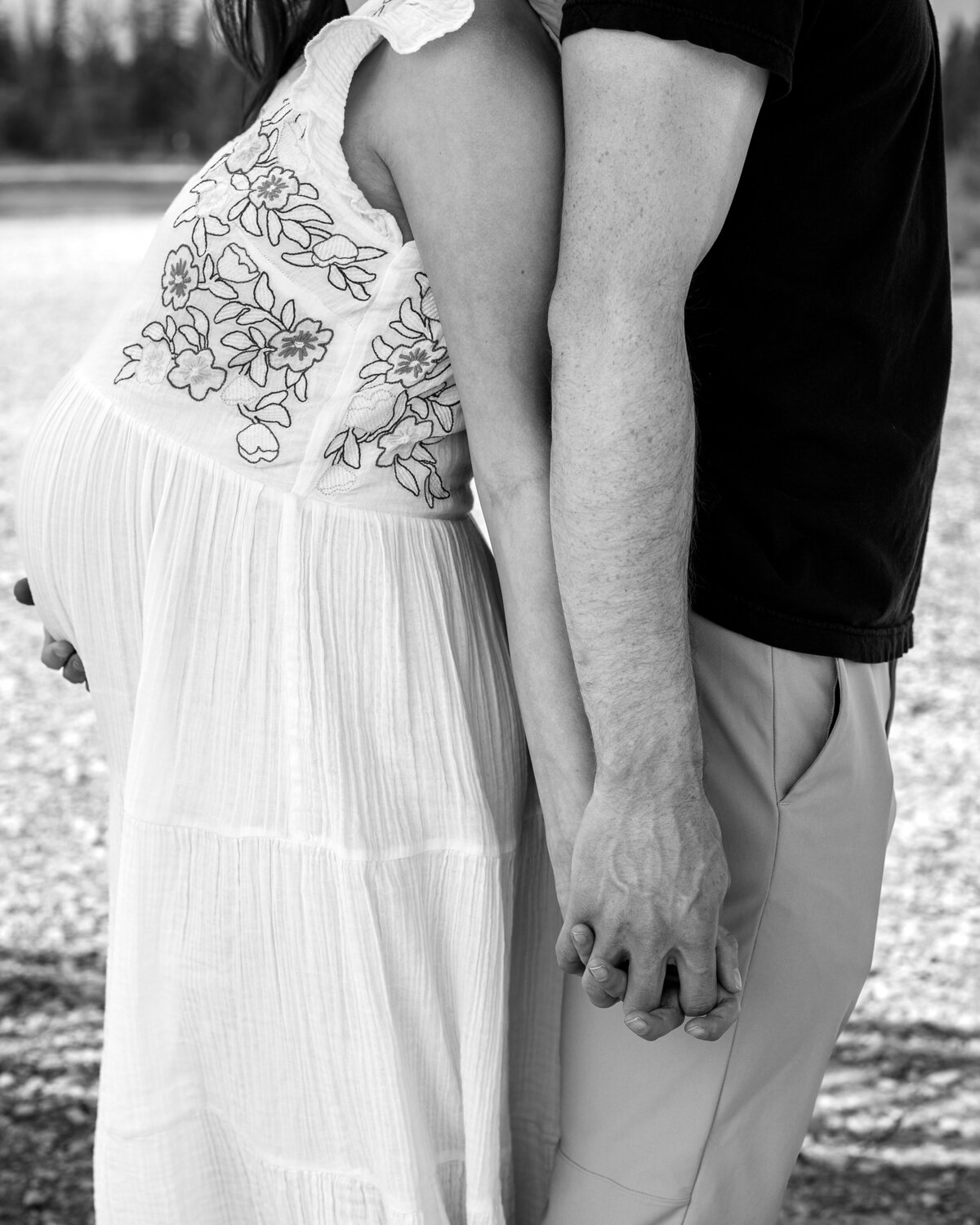 couple-holds-hands-maternity