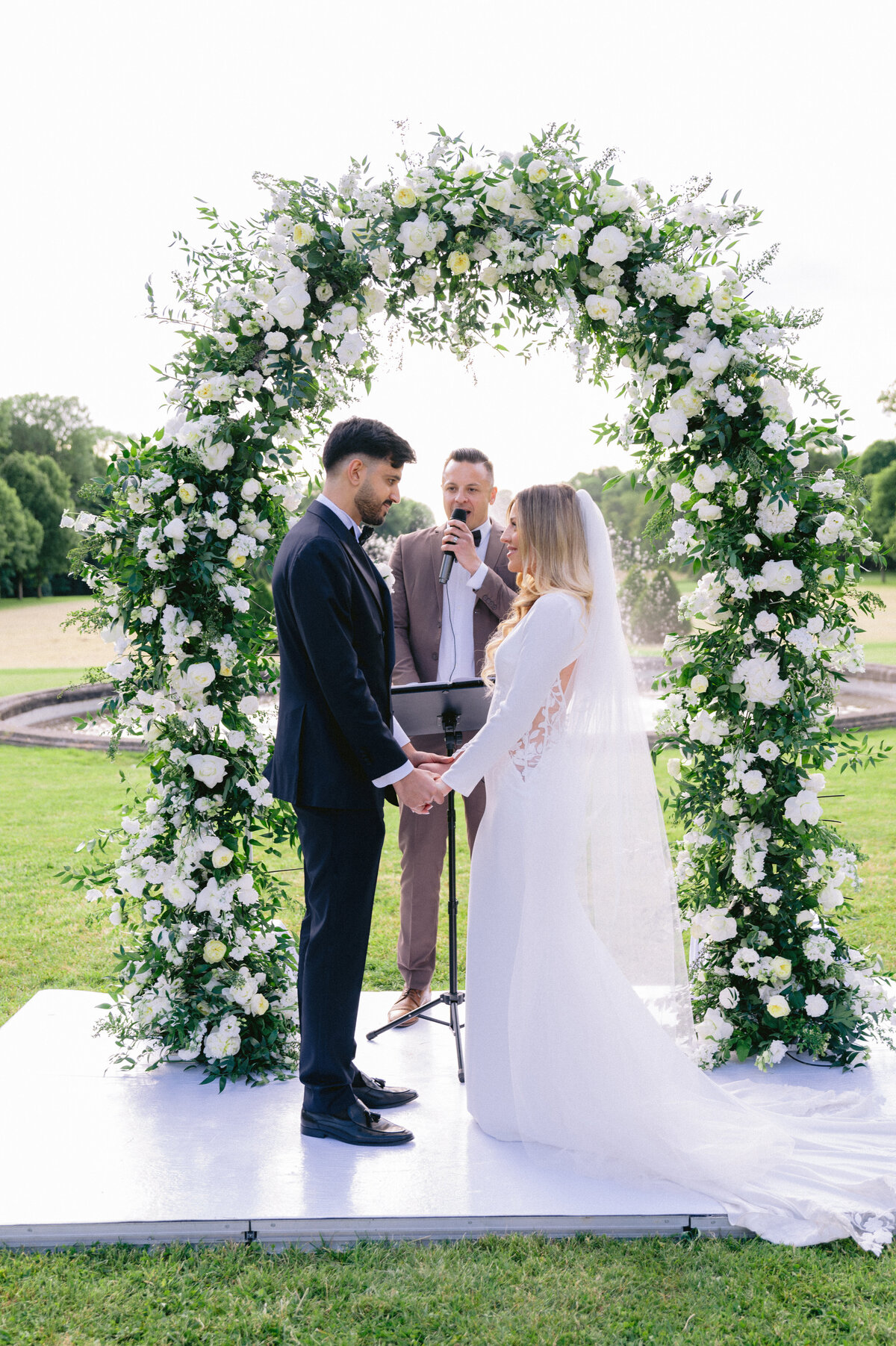 Mariage château de Champlâtreux Paris Photographe ceremonie laique arche florale