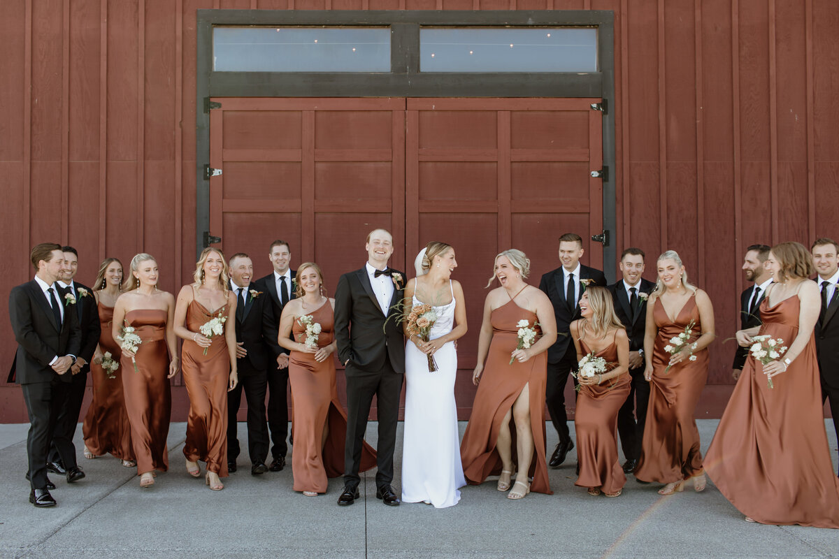 A candid moment of a large wedding party at Thomas Family Farm in Snohomish Washington. Captured by Fort Worth wedding photographer, Megan Christine Studio