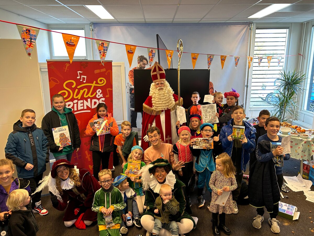 Sinterklaas-huren-amsterdam-op-kantoor-voor-kinderen