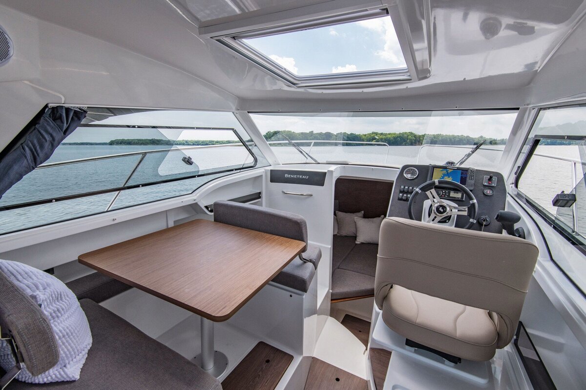 beneteau-antares-8-interior-4