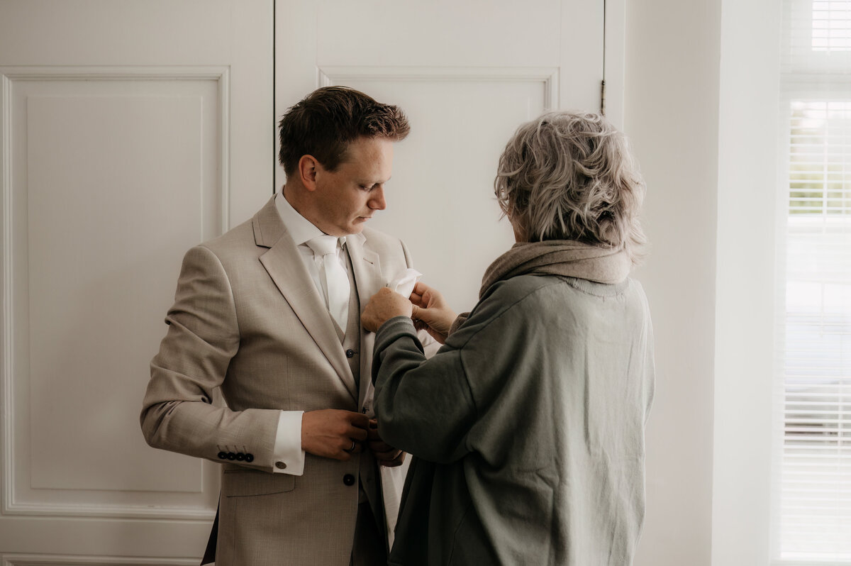 Pure Liefde Fotografie - Jesse & Lotte - Getting ready Jesse-19