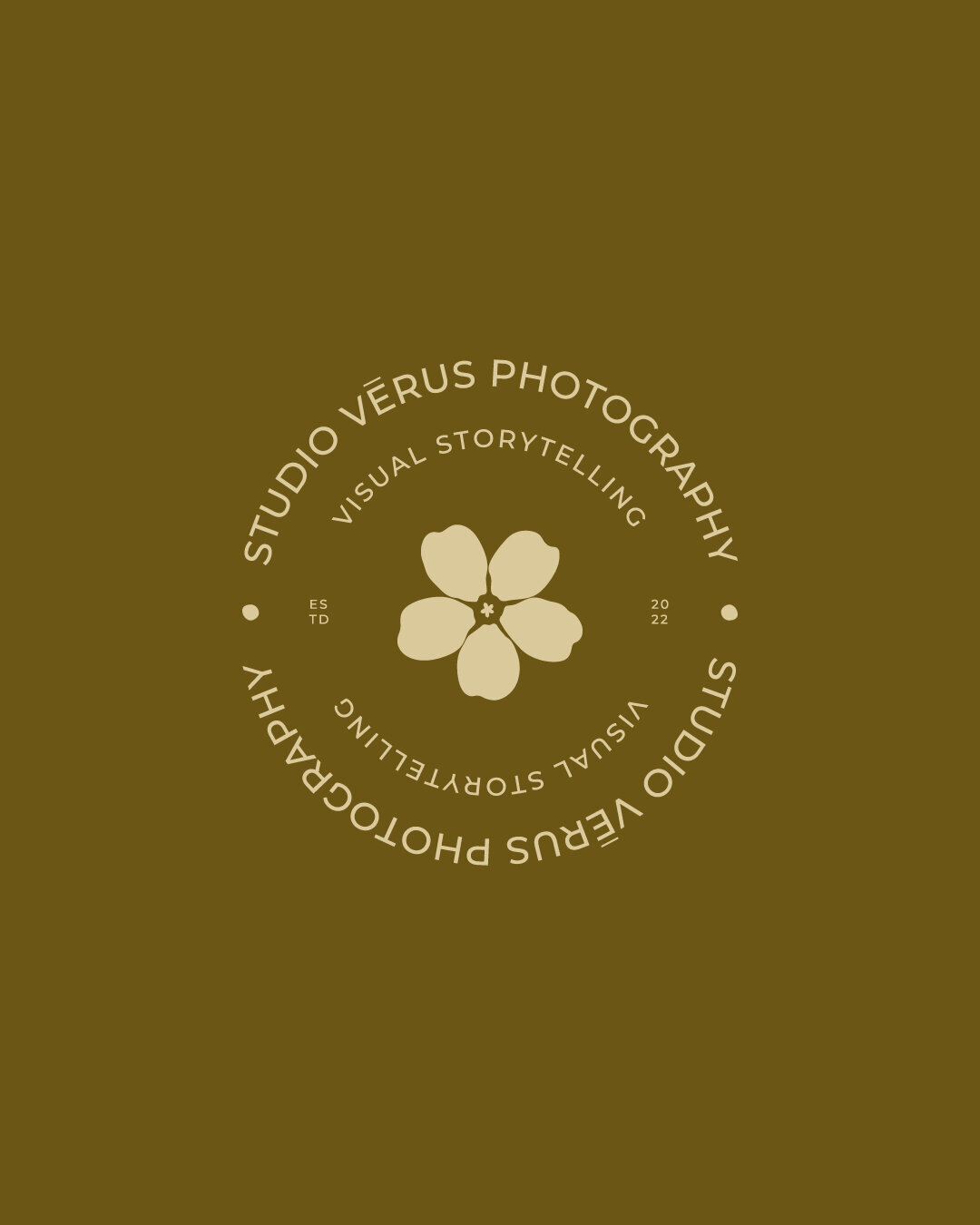 Studio Vérus logo met bloemillustratie – Visual Storytelling Branding