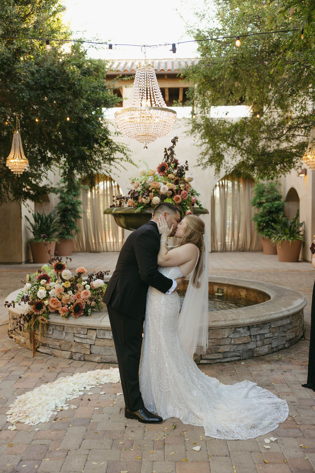 pretty-palm-leaf-event-co-molly-and-rodrigo-wedding-in-serra-plaza-40