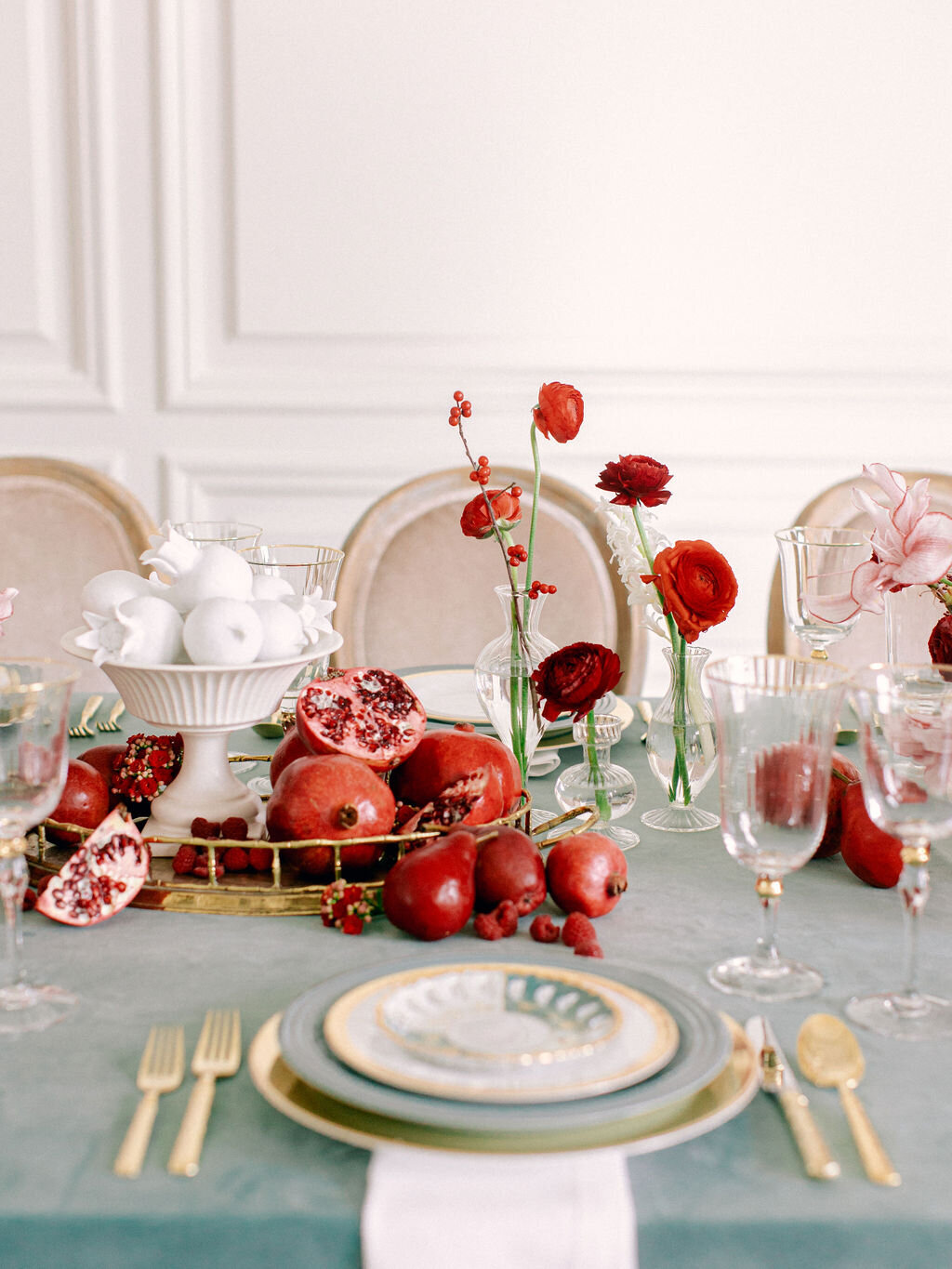 max-owens-design-christmas-wedding-13-red-centerpiece-fruit