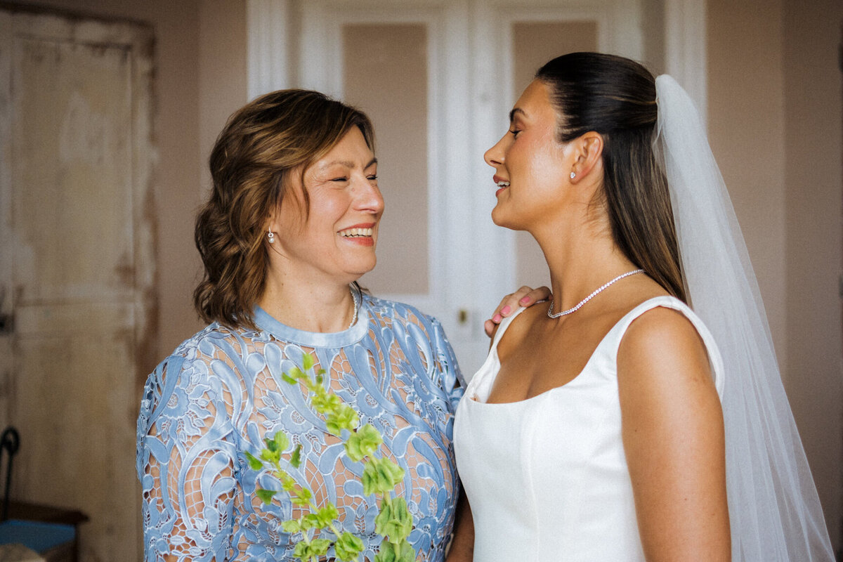 bride-with-bridesmaids-getting-ready-room-france13