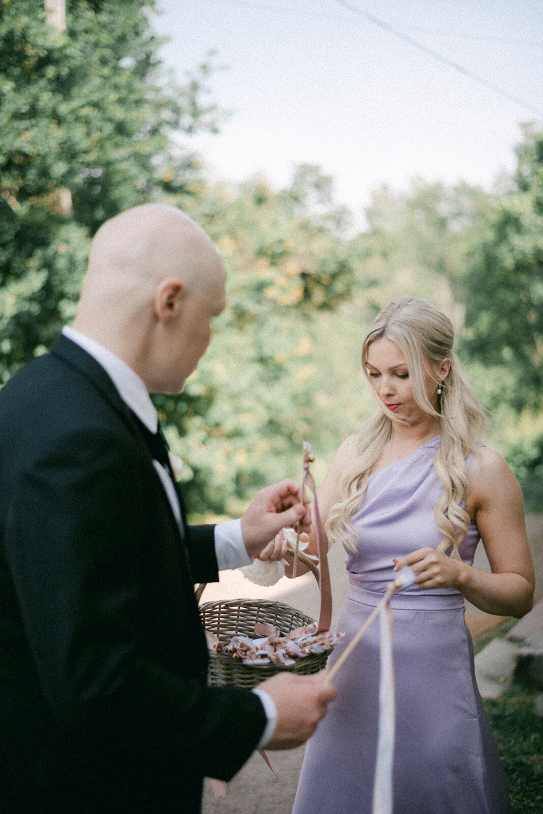 Documentary wedding photo after the wedding ceremony by the wedding photographer Hannika GabrielssonDocumentary wedding photography images by the wedding photographer Hannika Gabrielsson