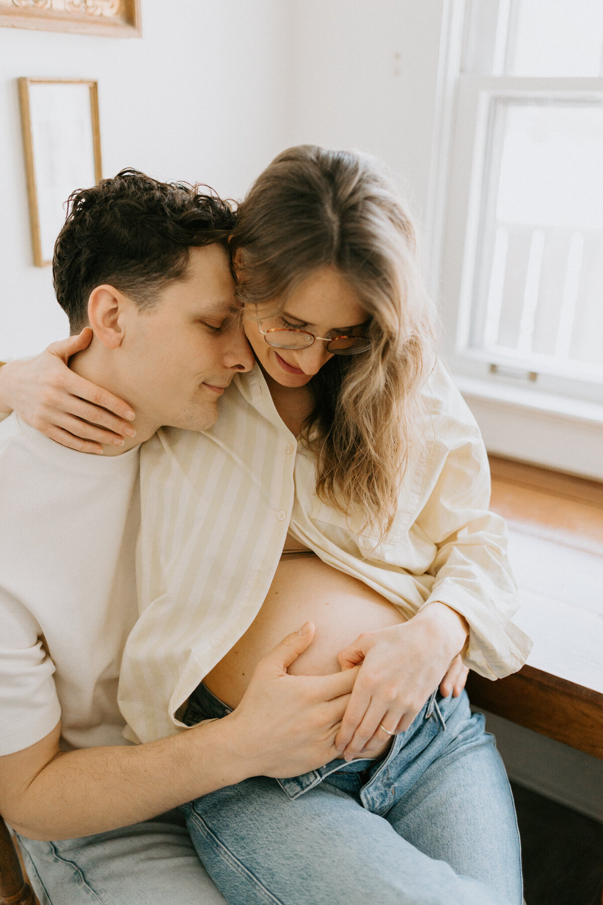 pregnant-mom-holds-toddler-4