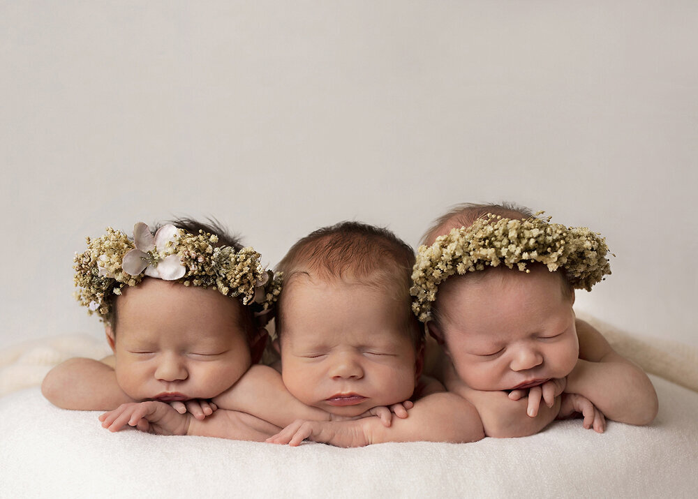 NEWBORN_BABY_TRIPLETS_BABIES_FRONTPOSEWHITEFLOWERHEADBAND