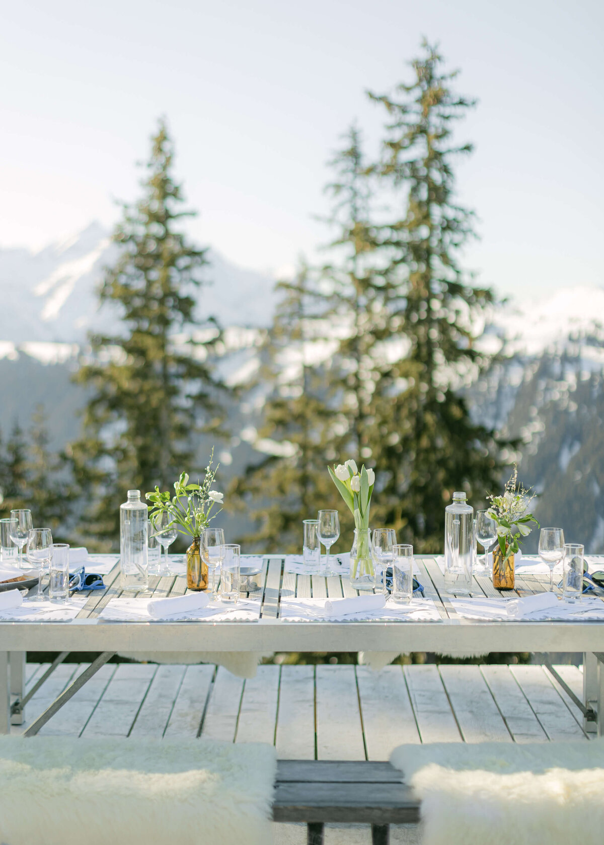 chloe-winstanley-events-gstaad-wasserngrat-table-outside-mountain