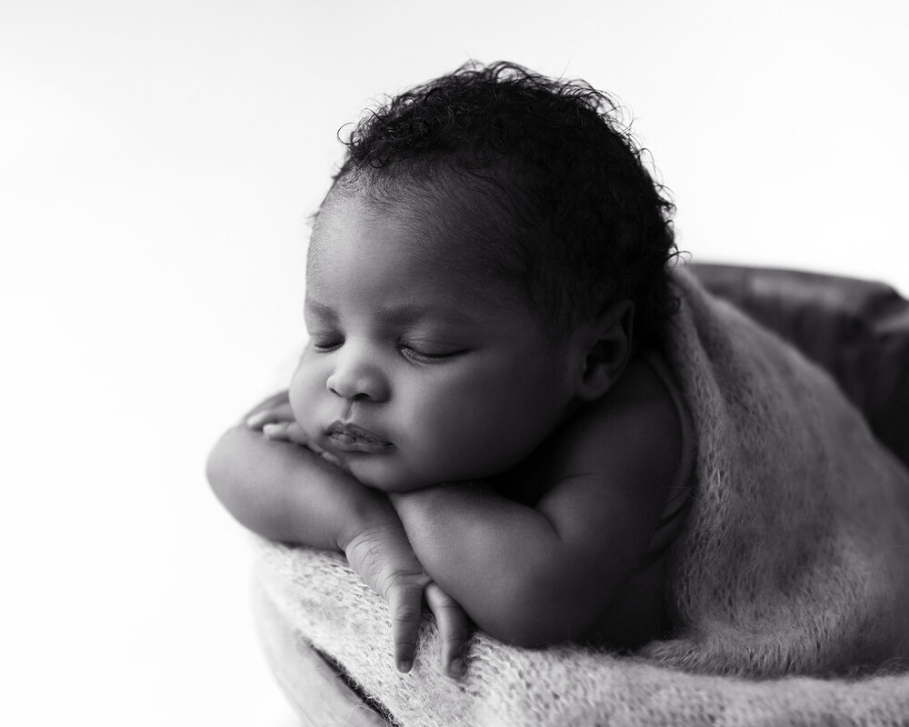 NEWBORN_BABYBOYHEADONHANDSBLACKANDWHITE