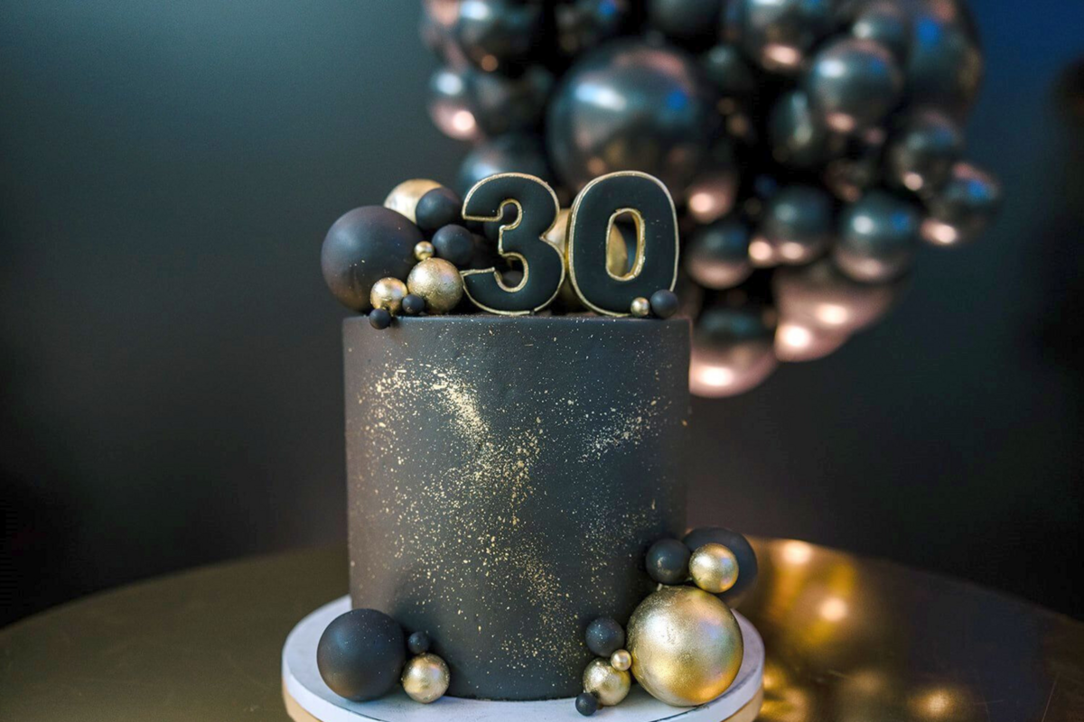 black-gold-birthday-party-thirty-cake-balloons
