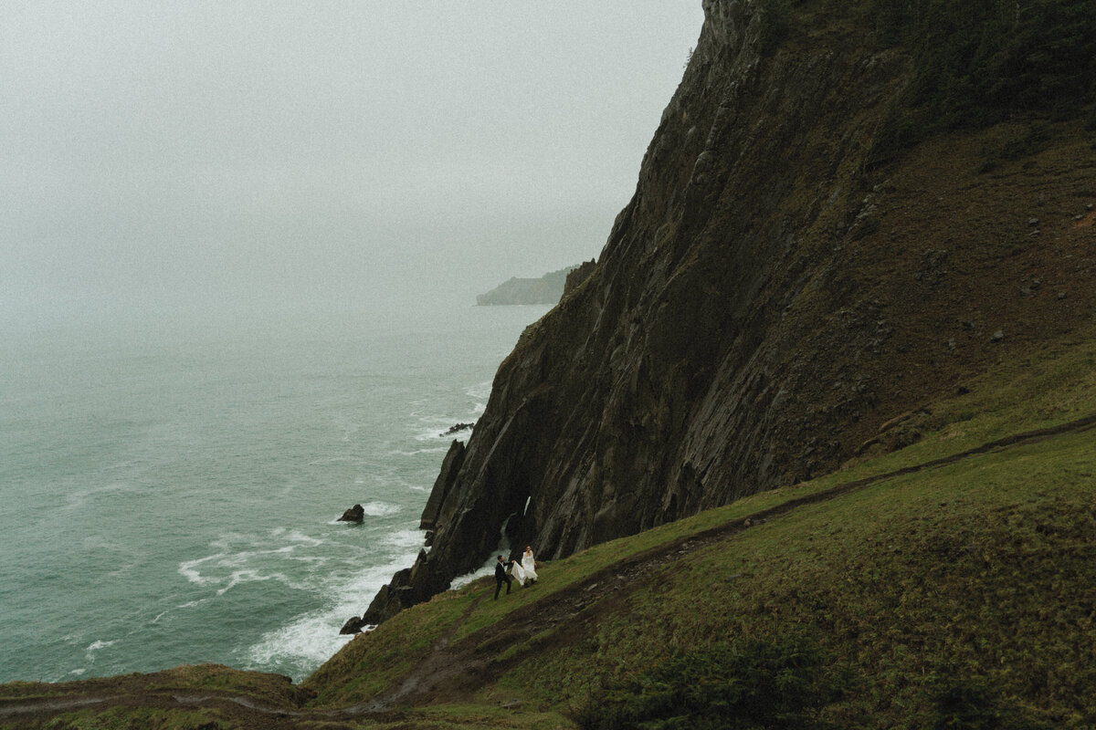 elopement oregon cliff - lizarrietaphotography-46