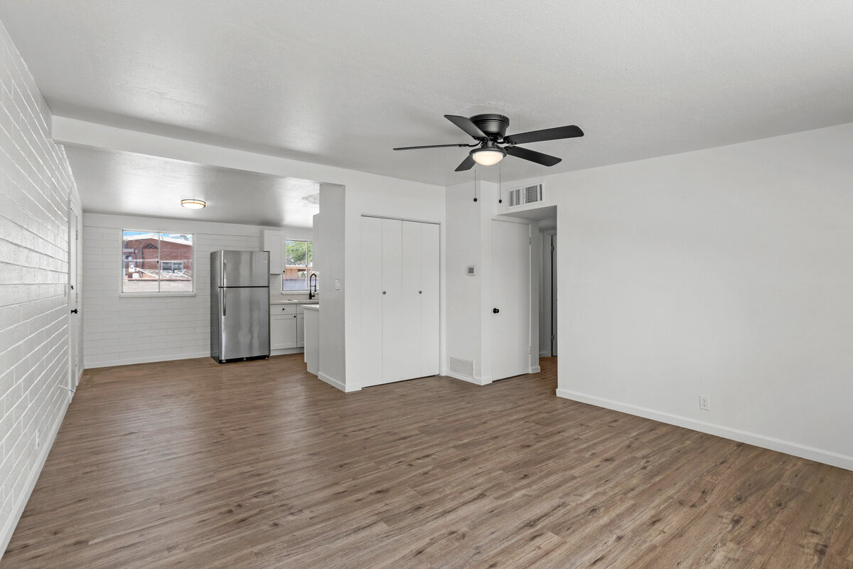 7_1527 e blacklidge dr-5