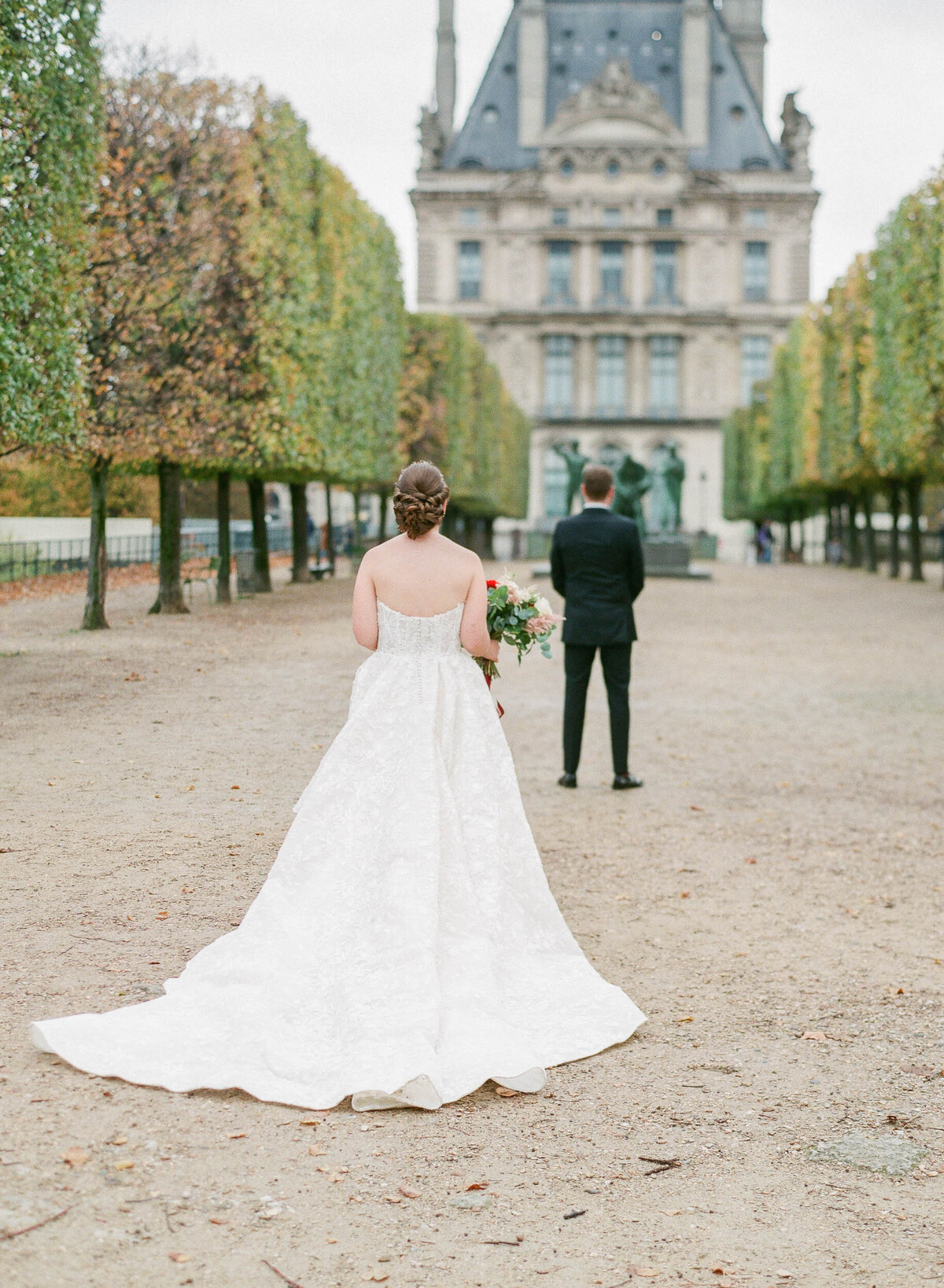 16-Alexandra-Vonk-photography-wedding-louvre-paris-first-look