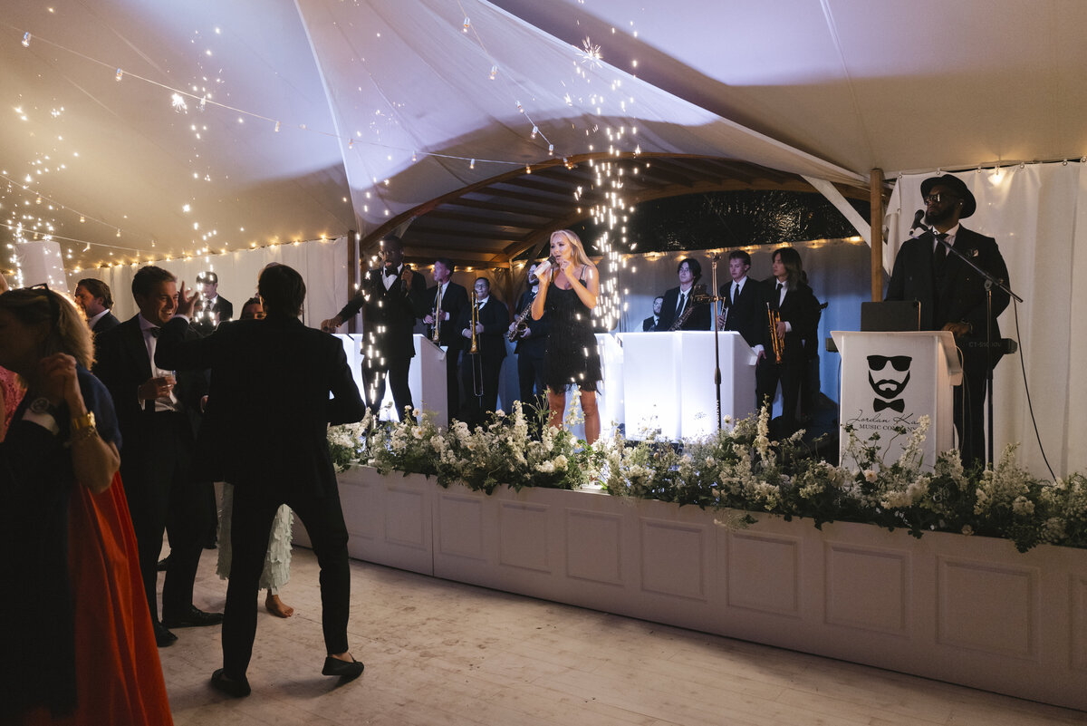 Marthas-vineyard-wedding-planner-kg-events-design-luxury-destination-weddings-private-events-corporate-events-edgartown-ma-event-designer-outdoor-tented-wedding-reception-island-wedding-vogue-wedding-pohogonot-221
