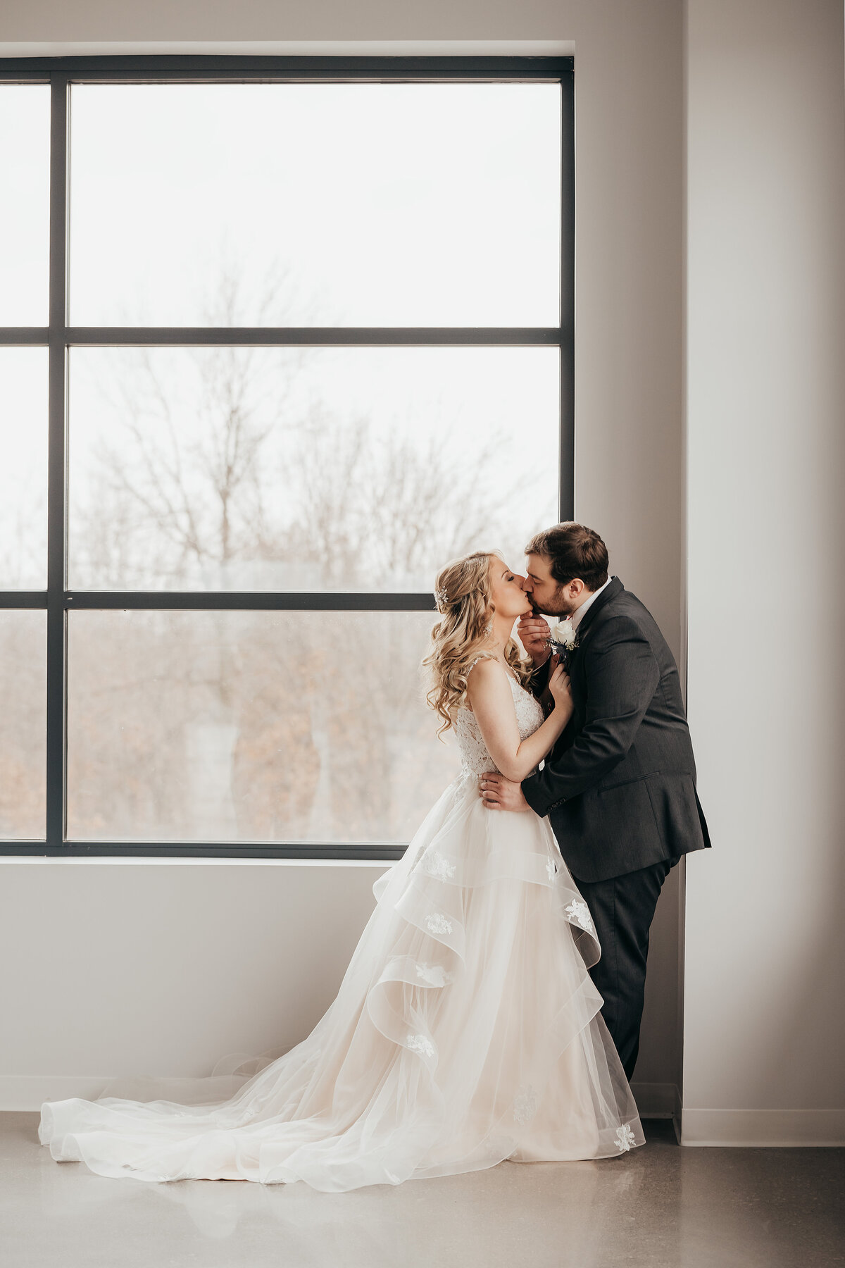 ohio-columbus-wedding-kiss-photography