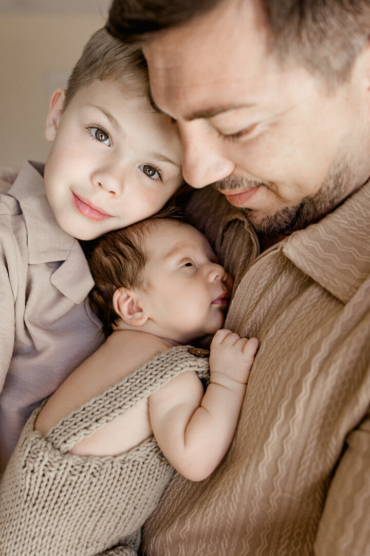 las-vegas-newborn-father-siblings