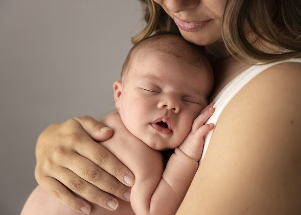 NEWBORN_BABY_MOTHERANDBABYCUDDLES