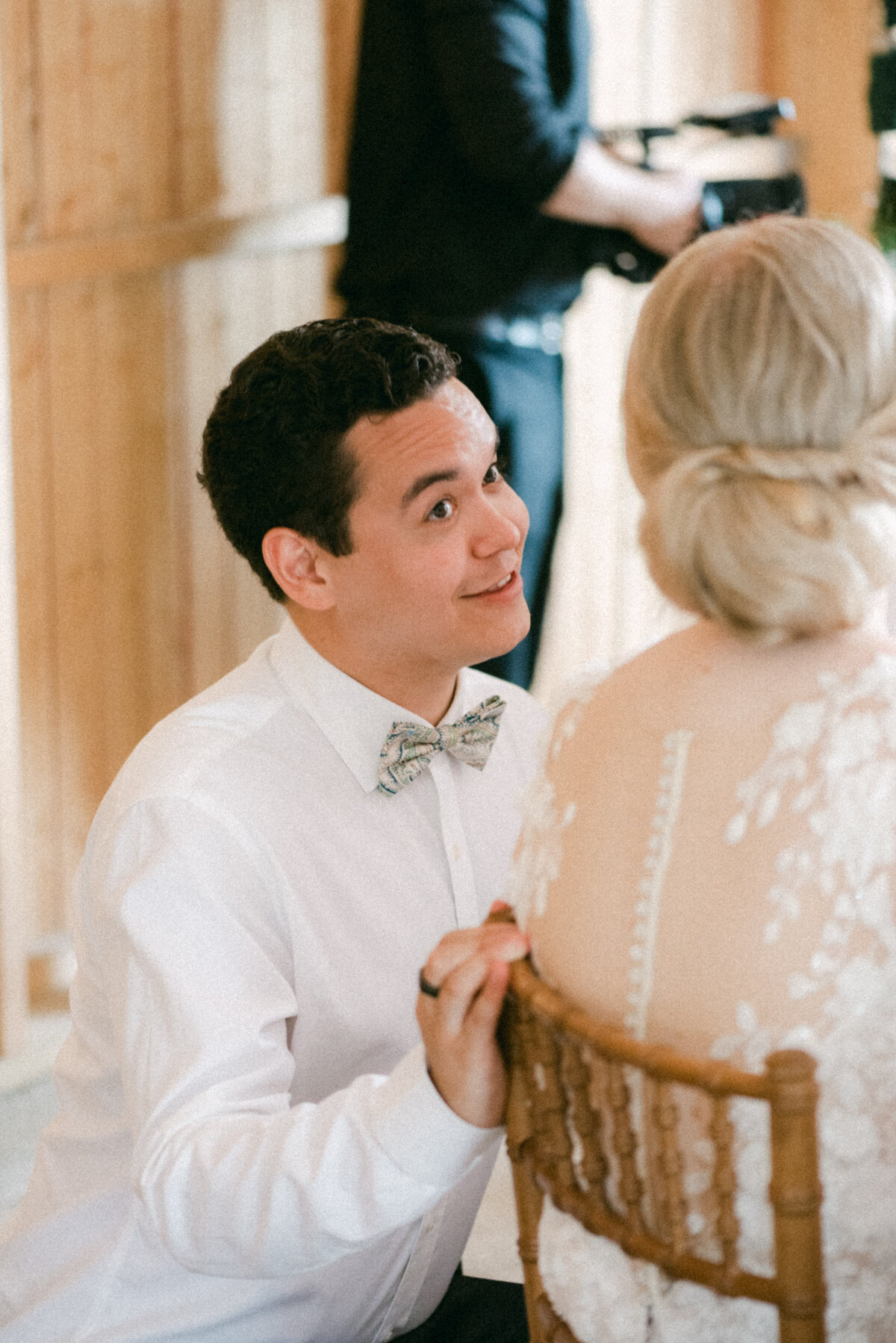 A guest talking with the bride in the wedding in an image captured by wedding photographer Hannika Gabrielsson.