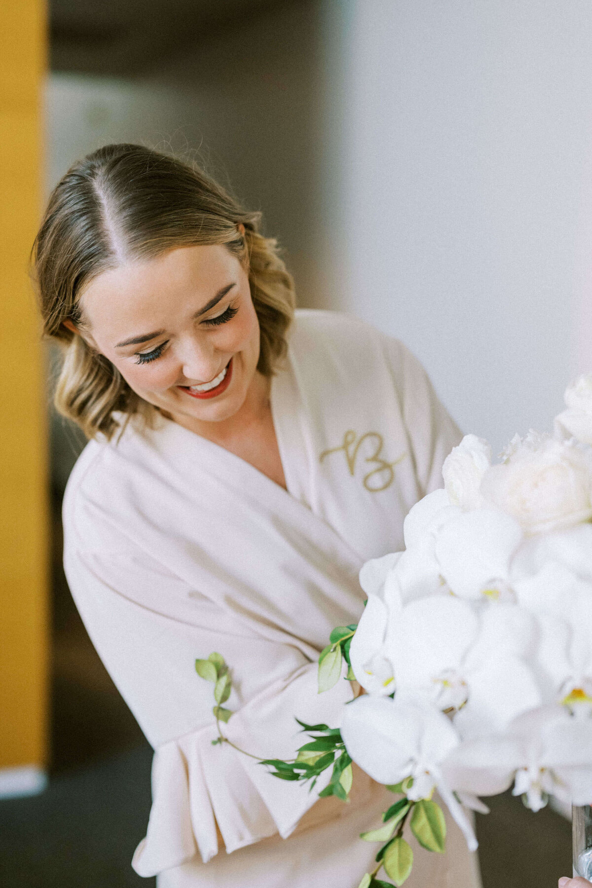 bride-seeing-bouquet-first-time