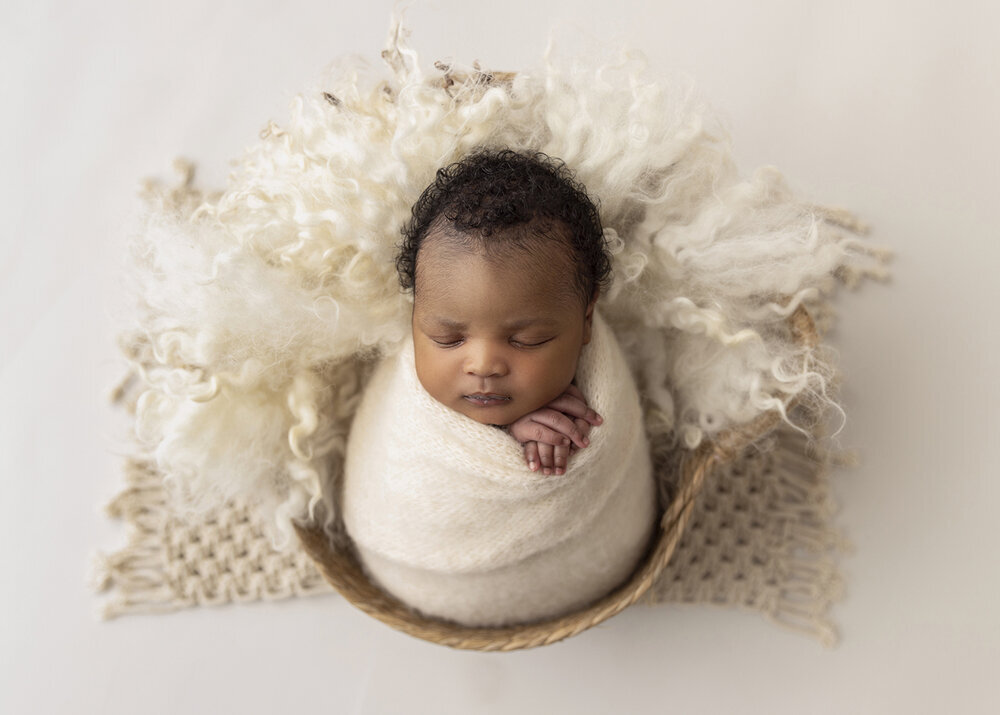 NEWBORN_BABYBOYWRAPPEDINBASKETCREAMNATURAL